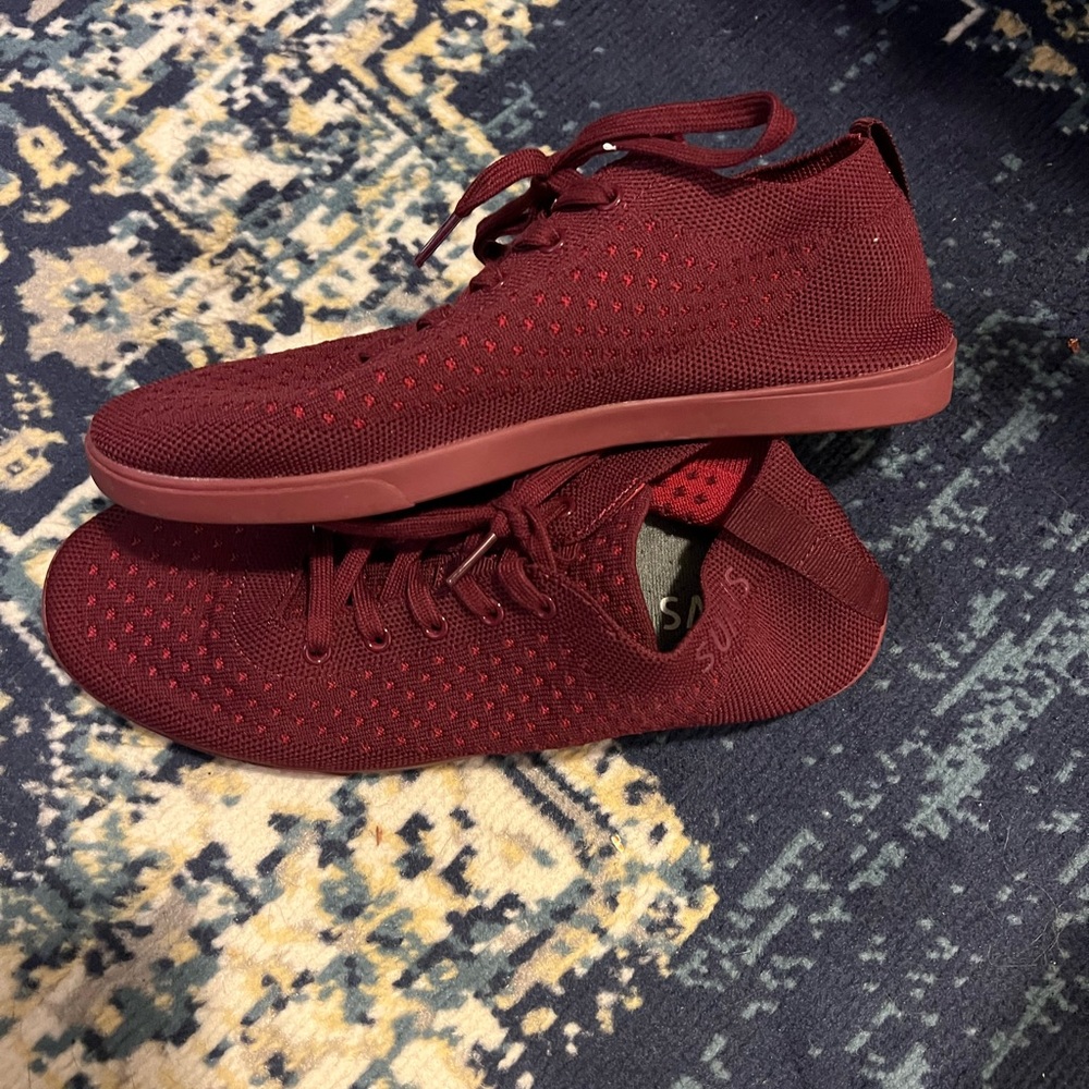 11 Suavs flexible athletic shoes maroon